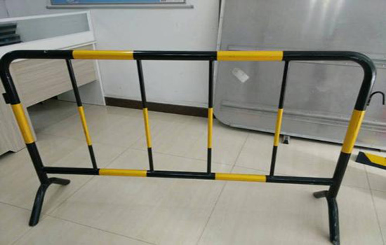 黃黑鐵馬<a href=http://www.catalyticsinc.com target=_blank class=infotextkey>護(hù)欄</a>