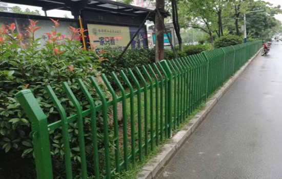 綠化帶隔離<a href=http://www.catalyticsinc.com target=_blank class=infotextkey>護(hù)欄</a>