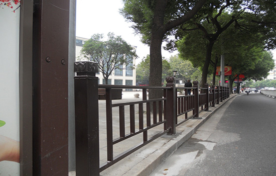 人行道隔離<a href=http://www.catalyticsinc.com target=_blank class=infotextkey>護(hù)欄</a>