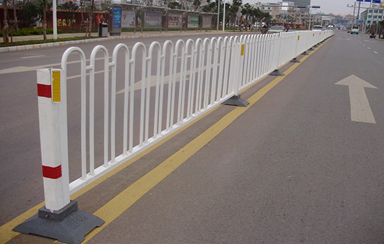 交通道路<a href=http://www.catalyticsinc.com target=_blank class=infotextkey>護(hù)欄</a>