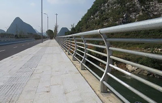 公路隔離<a href=http://www.catalyticsinc.com target=_blank class=infotextkey>護(hù)欄</a>