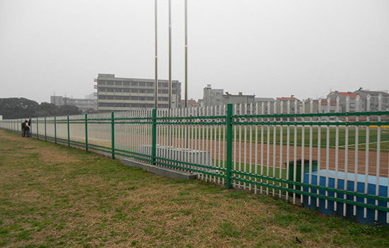 操場(chǎng)<a href=http://www.catalyticsinc.com target=_blank class=infotextkey>護(hù)欄</a>