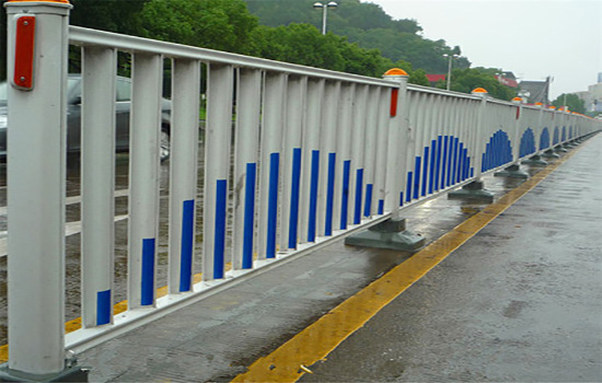 公路中間<a href=http://www.catalyticsinc.com target=_blank class=infotextkey>護(hù)欄</a>