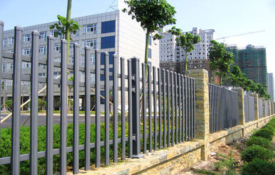 廠區(qū)圍墻<a href=http://www.catalyticsinc.com target=_blank class=infotextkey>護欄</a>