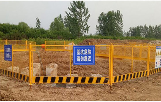 工地<a href=http://www.catalyticsinc.com target=_blank class=infotextkey>護(hù)欄</a>