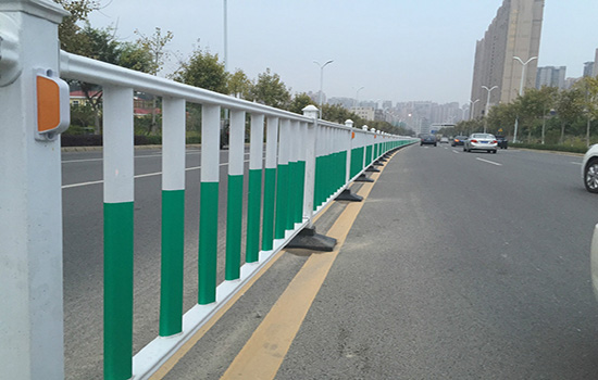 道路市政<a href=http://www.catalyticsinc.com target=_blank class=infotextkey>護(hù)欄</a>